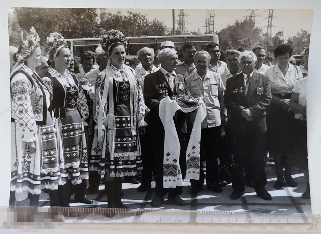 Фотография девушки в национальных народных костюмах вышиванка. каравай хлеб соль рушник ветеран #83* 