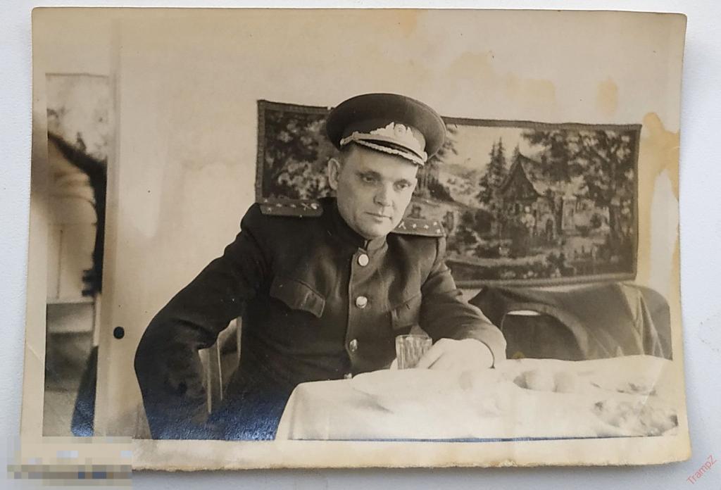 Фотография военнослужащий офицер капитан за столом со стаканом в руке #91* 