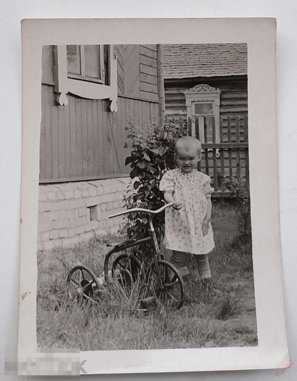 Фотография ребенок девочка в платье, трехколесный велосипед #90* 