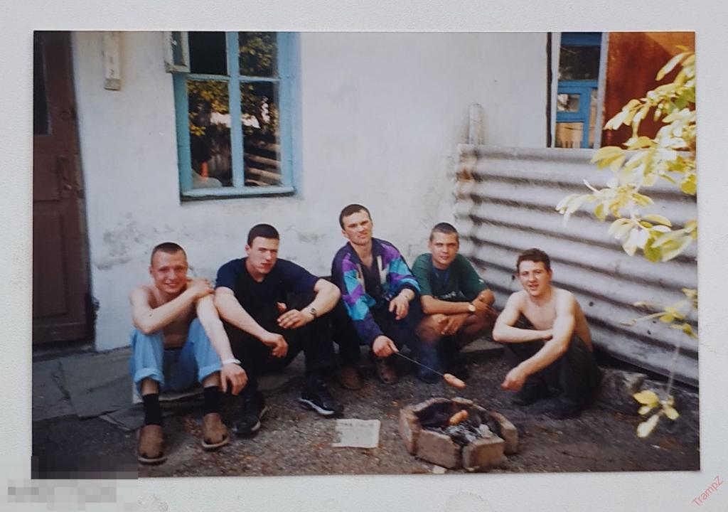 Фотография цветная молодежь, парни жарят сосиски на костре #89 