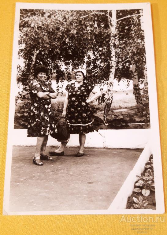 Советские Женщины в платье возле Берёзок. Летнее уличное Фото 10 х 15 см.