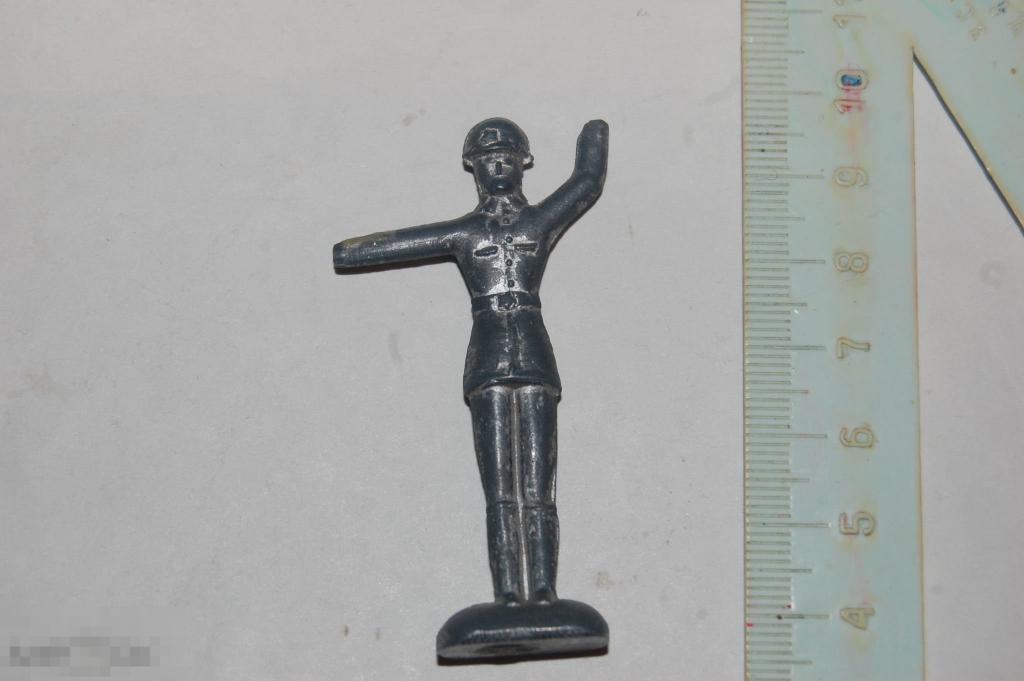 Солдатик СССР или Россия (плоский) и др. солдатики см. описание - металл 