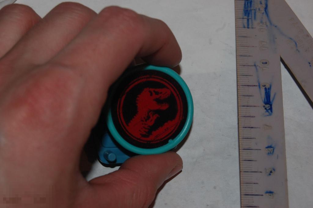 Фигурки Киндеры Kinder Сюрпризы и др. фигурки - значок Парк Юрского периода Jurassic Park 