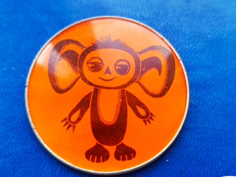 Знак, значок стеклянный "Чебурашка". Советский мультфильм. Стекло.