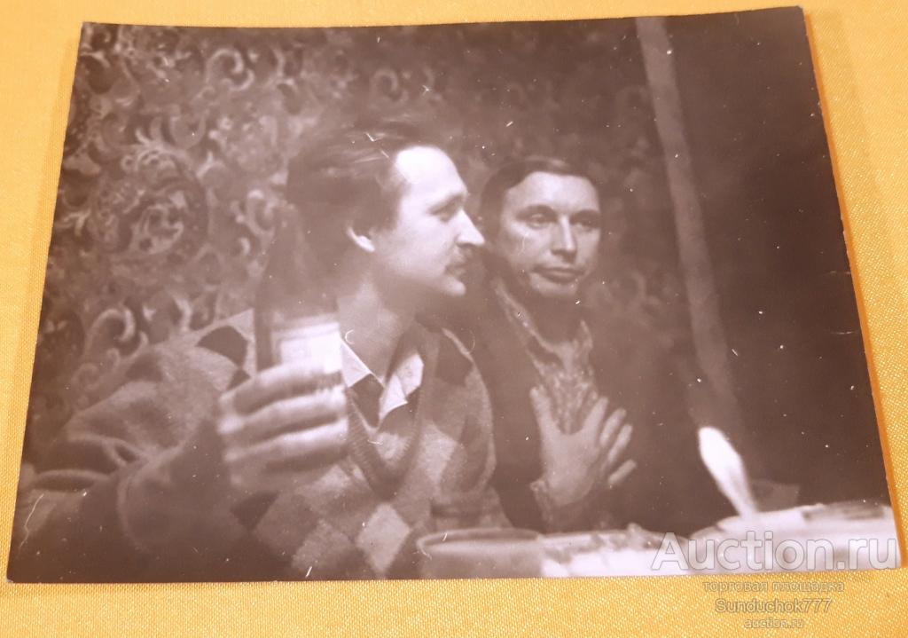 Советские Мужчины пьют Водку. Алкогольные напитки. Застолье. Праздничный стол. Бытовое Фото 9х12 см.