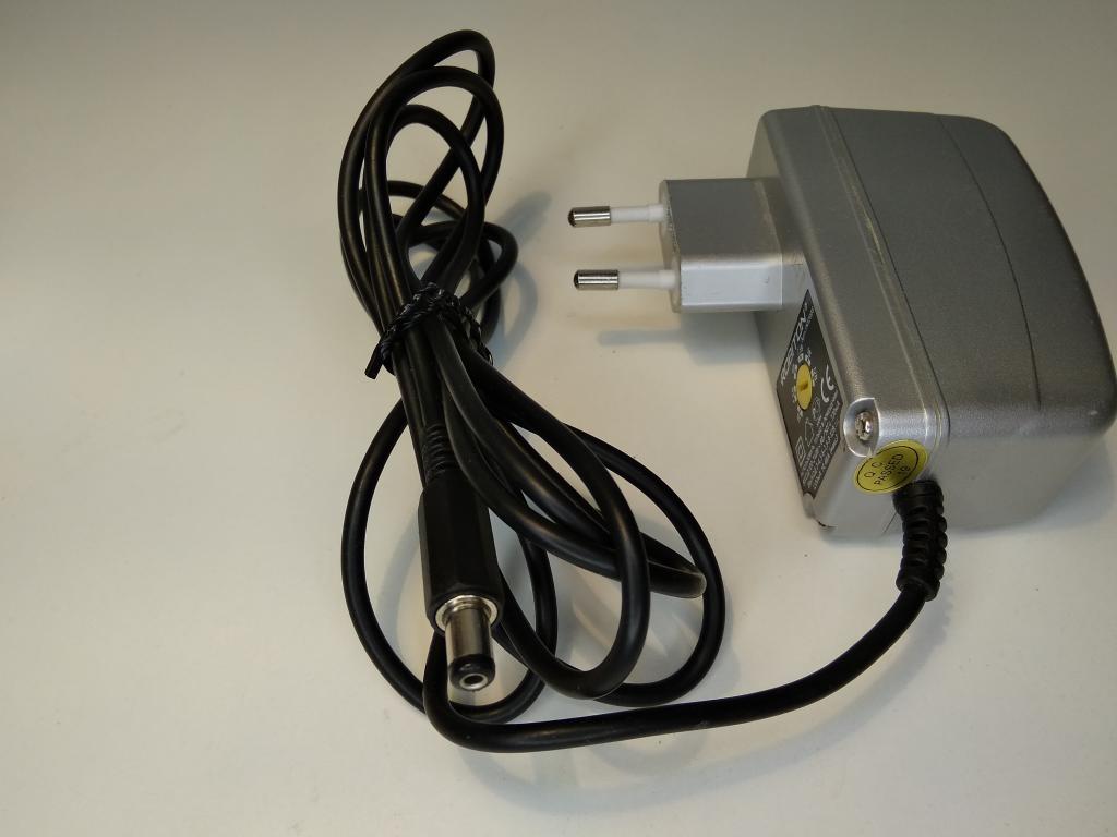 16мм (HO) Блок питания Robitron 3-12 Вольт 1.2А