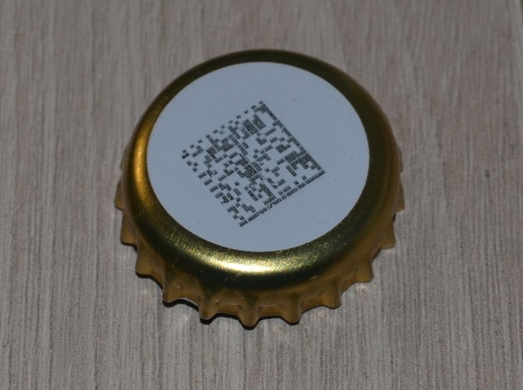 Кронен-пробка из России.  Белое поле на желтой юбке и QR-код.