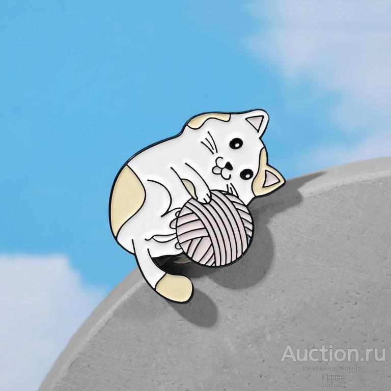 Значок "Котёнок" с клубочком, цветной в чёрном металле. Новый.