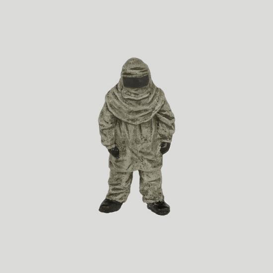 e324-2 - Пожарный в защитном костюме - фигурка в масштабе 1/43