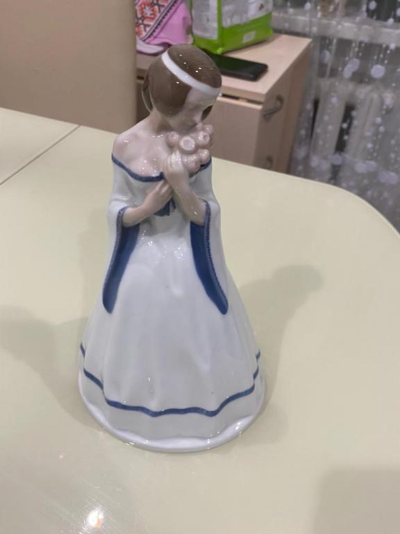 Статуэтка девушка с розами  rosenthal