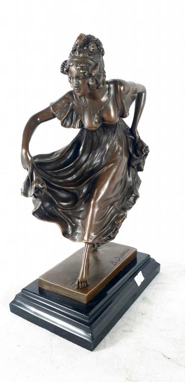 Девушка в реверансе 640. Бронза. Статуэтка.