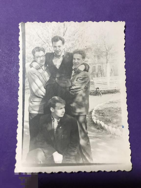 фк96м 1960 Юноши в костюмах  клумба май очки   ъ 