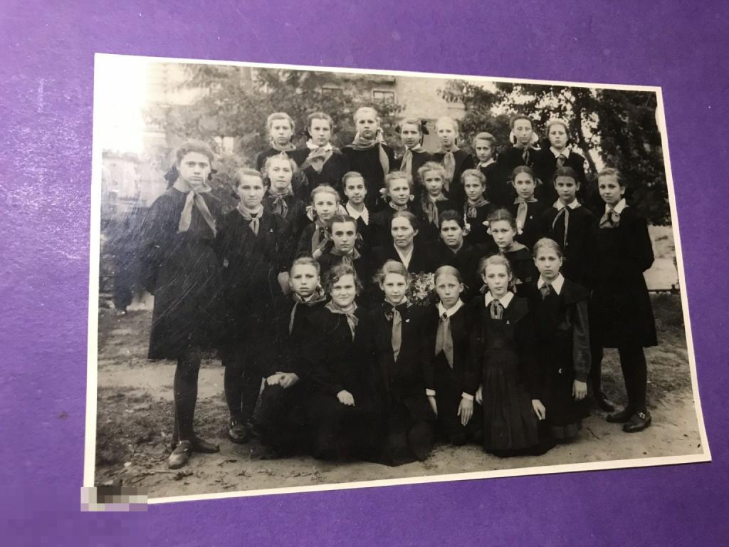 фк93г  Девочки школьницы пионерки с учителями 5-й класс школа  форма ъ