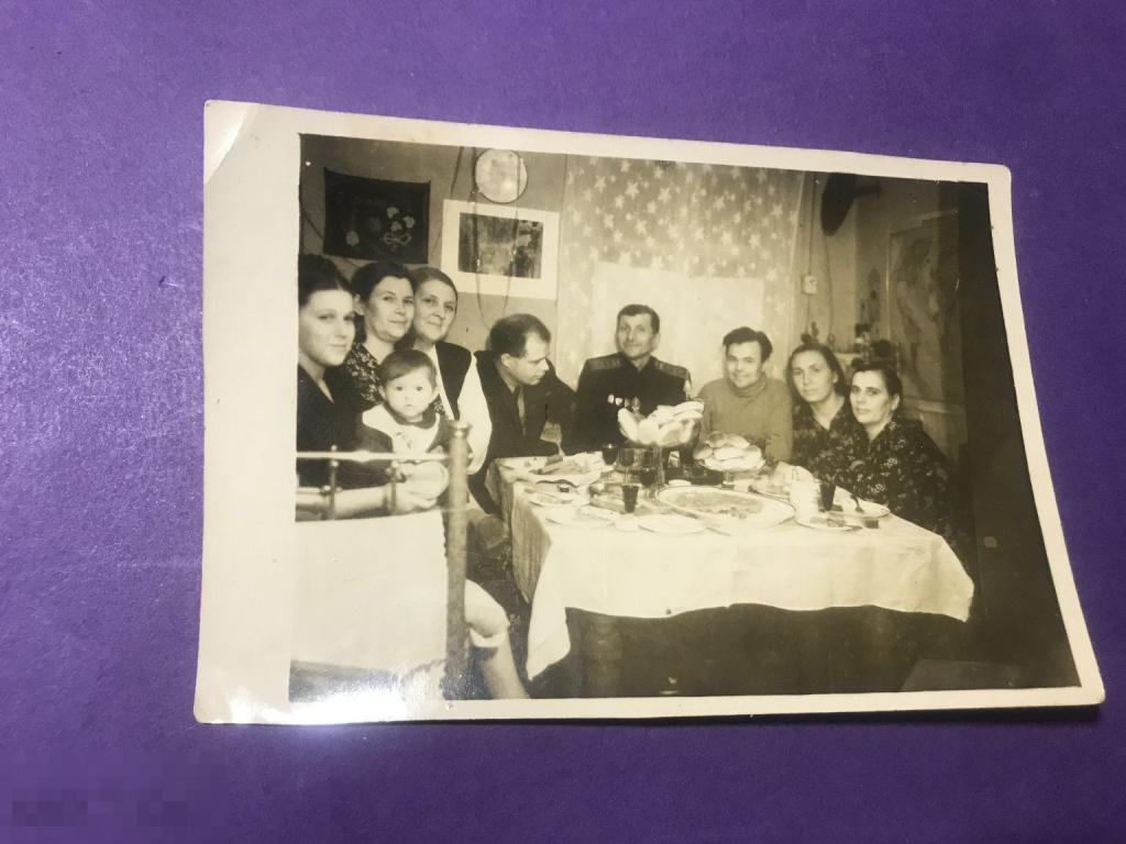 фм4-14  1952  Семейное застолье  Военный Радио пирожки блюдо кровать ъ 