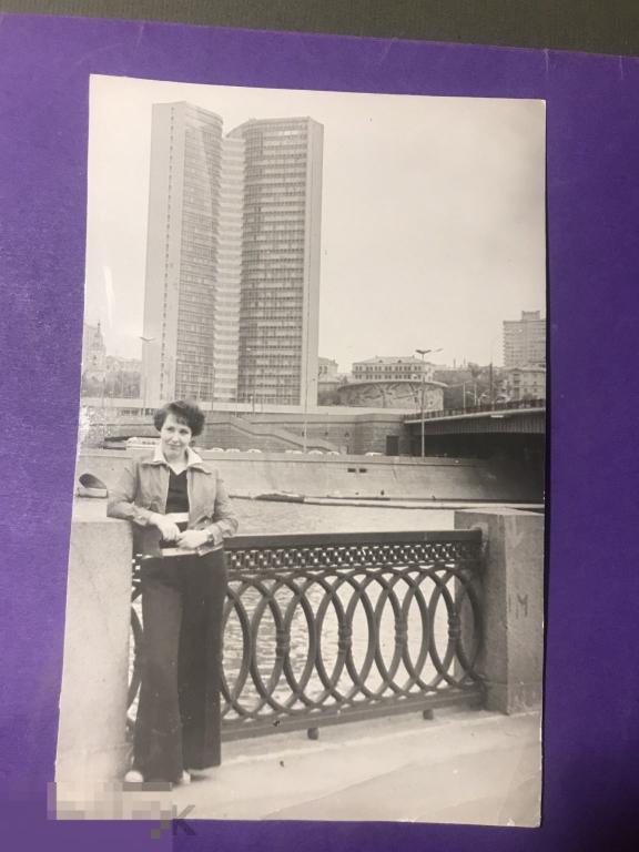 фм3-23  Девушка в брюках стоит возле ограждения Москва СЭВ  церковь ъ 