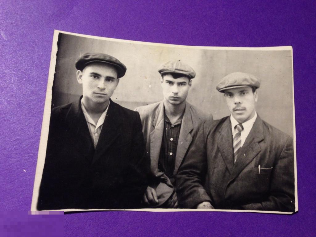 кфа13м  трое юношей в кепках    хххх 