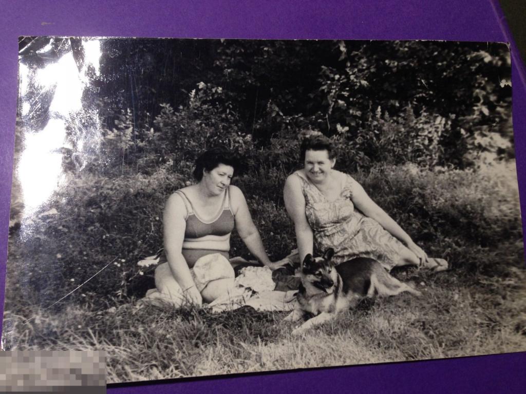 кфк-м  Две женщины с собакой на природе Купальник      ххх 