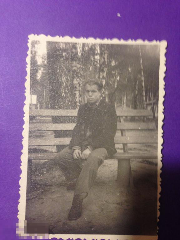 аф6-60г Юноша сидит на скамейке  Березы  ххх 