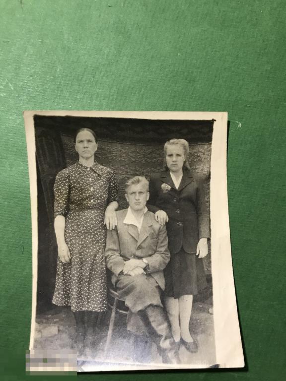 ф449м  1947 Семейное в отпуске в деревне  Венский стул  часы сапоги брошь  ххх 