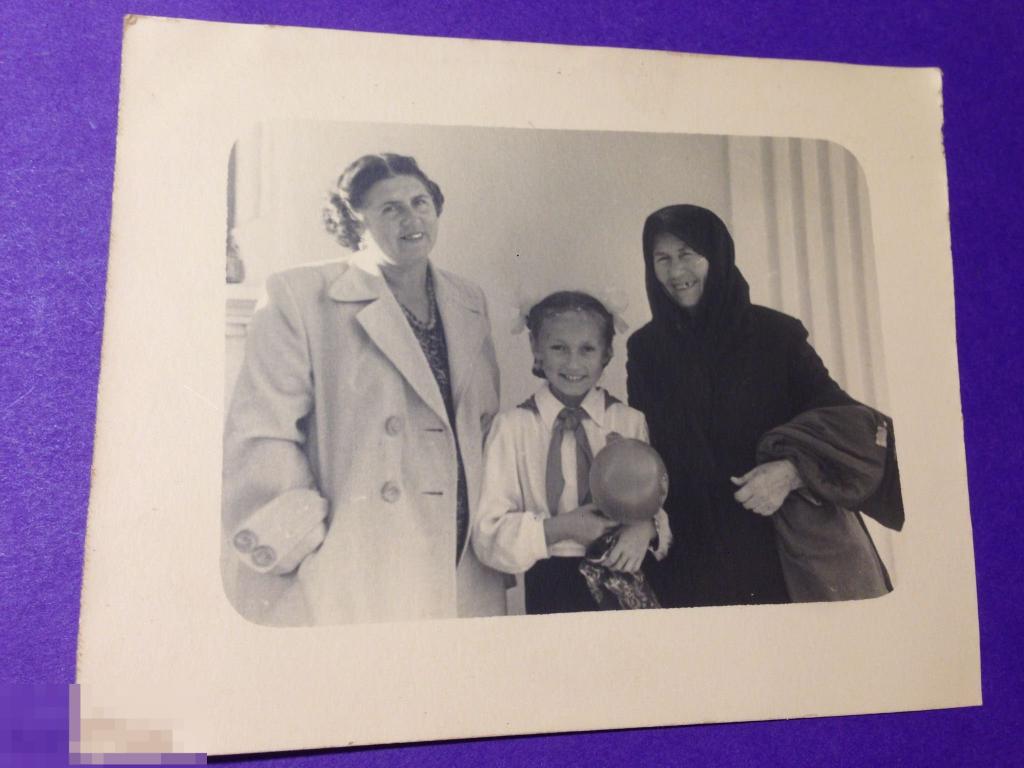 аф6-19м   Две женщины с девочкой  Пионерка Воздушный шарик Пальто пуговицы  платок    ххх 