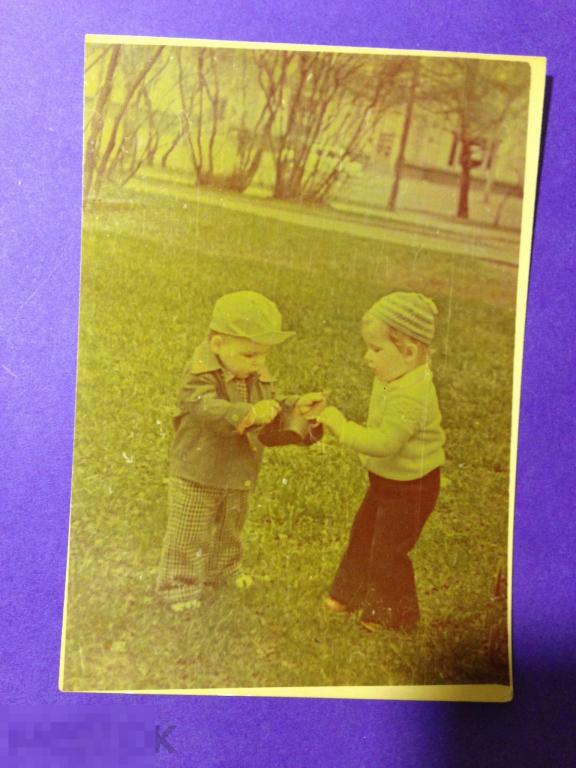 аф3-89г  Мальчики с чехлом от фотоаппарата Дети цветное    ххх 