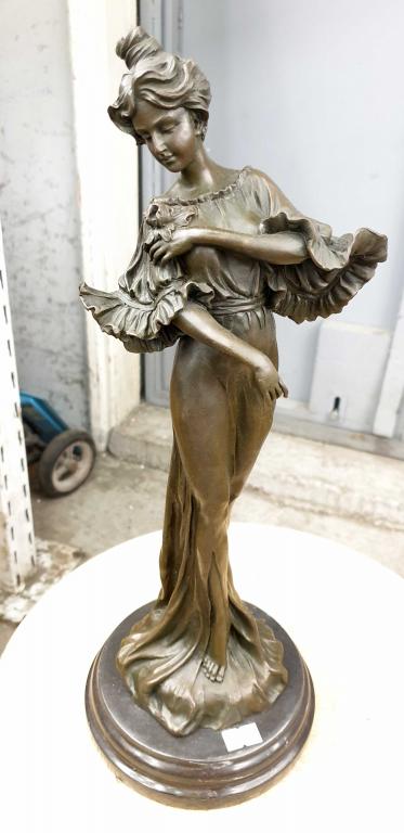 Девушка в длинном платье с цветком 316. Танцовщица. Бронза.