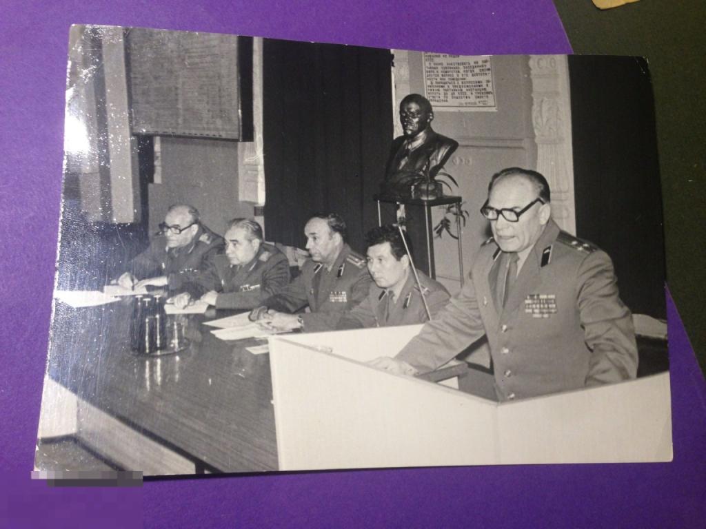 фк50м    Военные сидят за столом Выступление на трибуне Бюст Ленина бутылки    ххх 