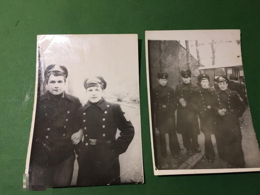 ф90м 2 фото  Групповое   Моряки курит сигарета кружка пиво  ххххх 