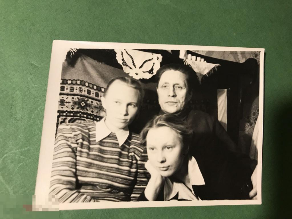 ф284г  1952 Семейное  Девушки  салфетка Ришелье Слоники на счастье ? Москва ххх 