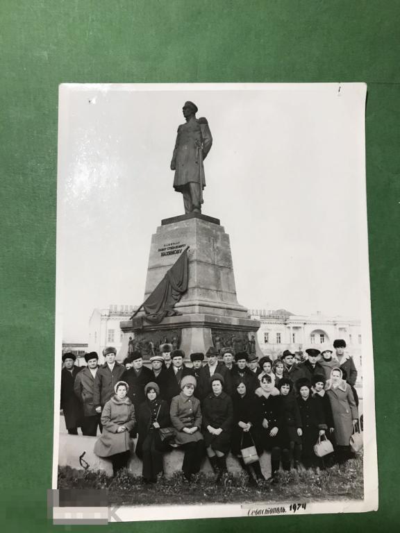 р22м  1974 Севастополь Групповое возле памятника Нахимову  сумки  штамп  ххх 