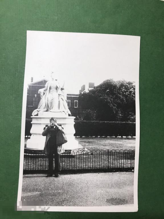 р22м   Мужчина фотографирует Европа ?  Фотоаппарат  памятник ххх 