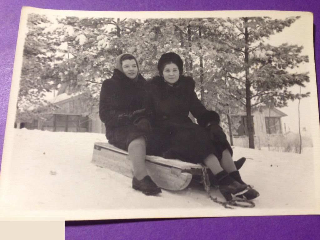 аф9-76г   Девушки на деревянных санках сани      ххх 