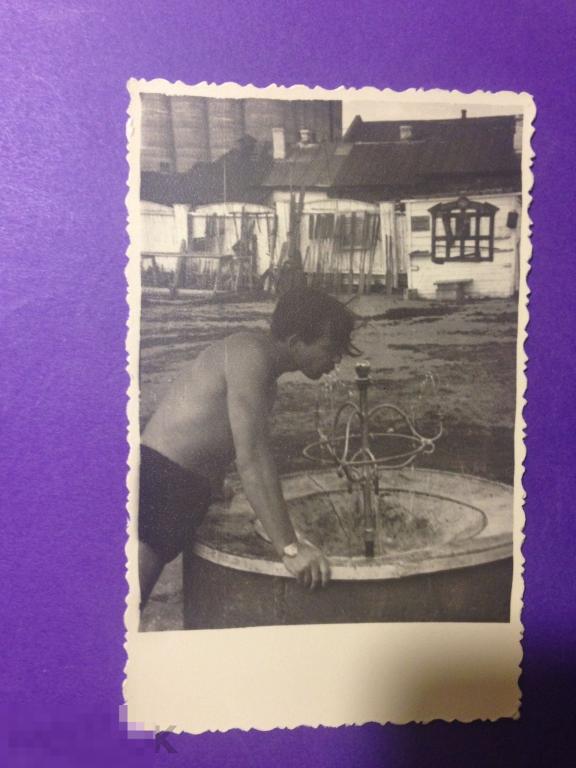 П1-19г  Мужчина в трусах пьет из фонтанчика Весла  ххх 