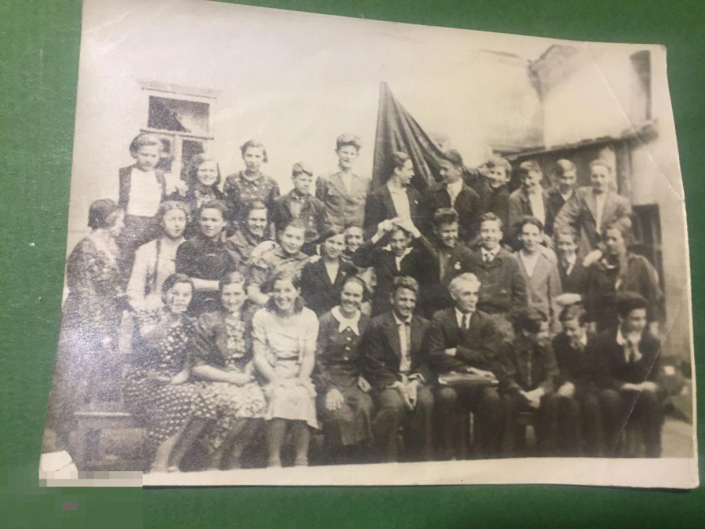 ф157г   Коллективное со знаменем 7 класс Отто Яковлевич Роде Школа   ххх 