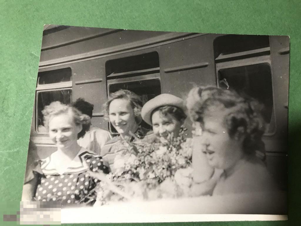 ф287г   1955 Москва Казанский вокзал  Перед отъездом в Башкирию Комсомольцы-добровольцы учителя  ххх 