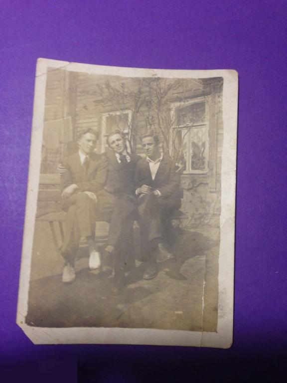 аф78г Юношисидят на скамейке  стиляги Резные ставни окна  ххх 