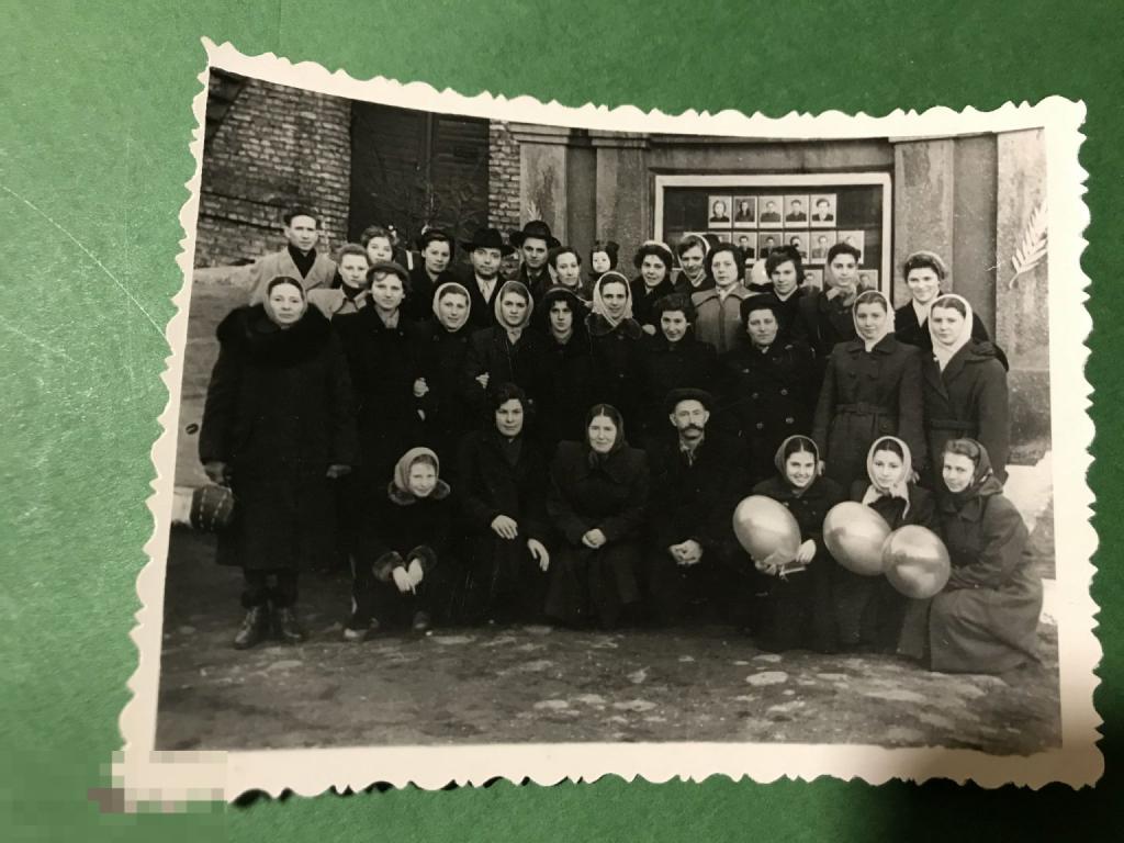 аф3-51г  Коллективное  перед Доской почета Завод Эльфа ? Вильнюс ?  Воздушные шарики  ххх 