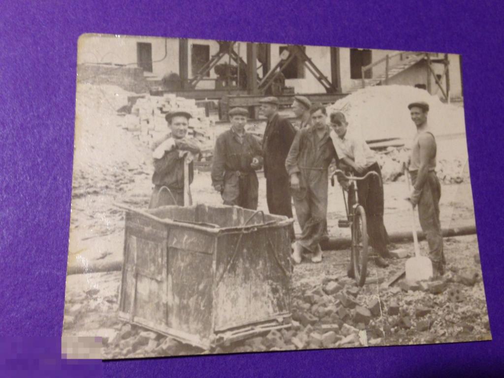 фк37г  Рабочие и юноша с велосипедом  возле металлического контейнера  Мужчина в майке    ххх 