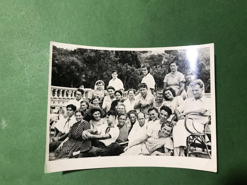 ф325г  Крым?    Артек ? Коллективное сотрудники ? Вожатые     ххх 