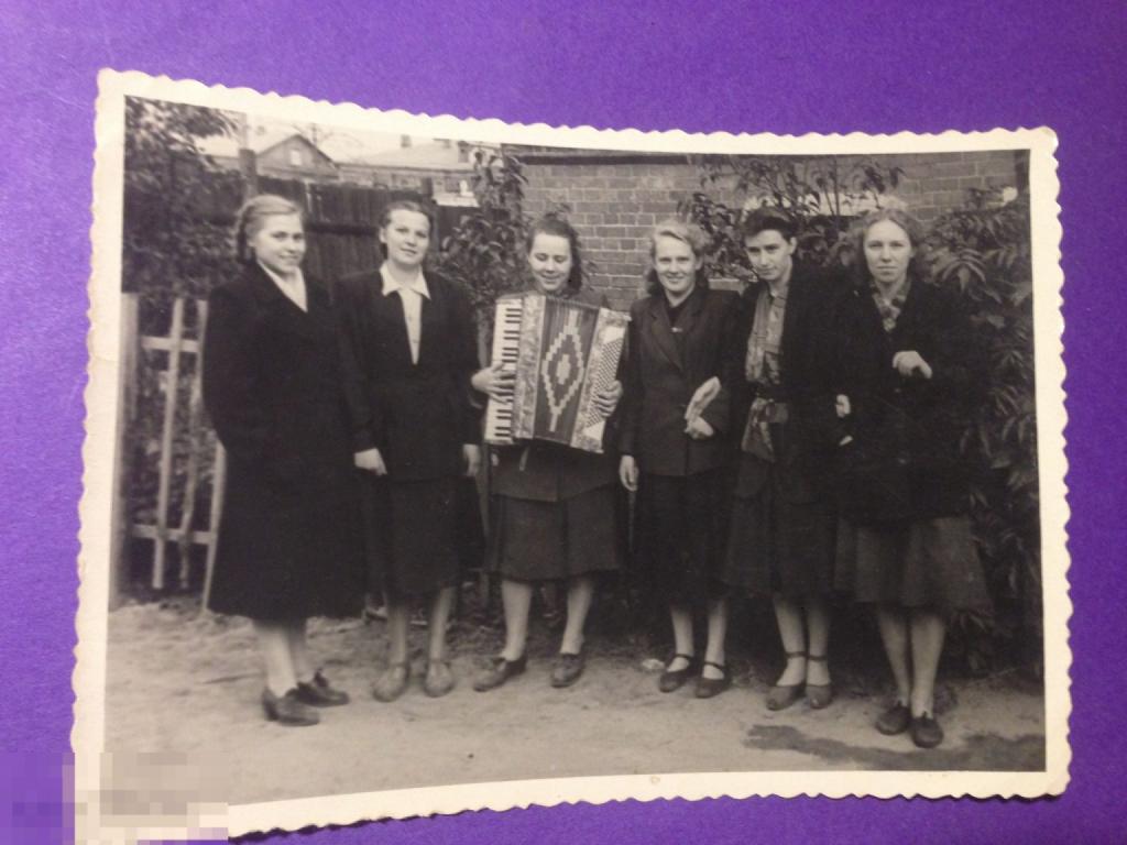 фк27г  1951 Групповое Девушки аккордеон   Москва    ххх 