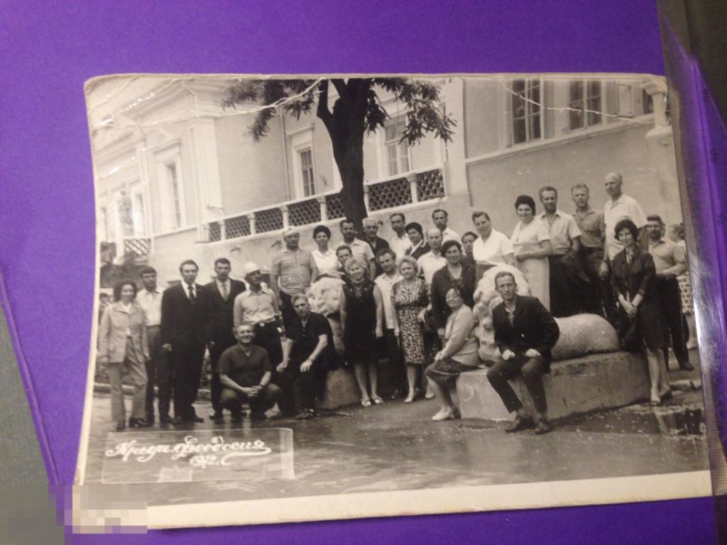 фк25г 1972 Крым Феодосия Коллективное возле скульптуры    ххх 