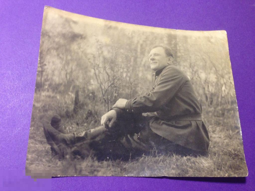 аф75г  Мужчина сидит на траве Сапоги гимнастерка   ххх 