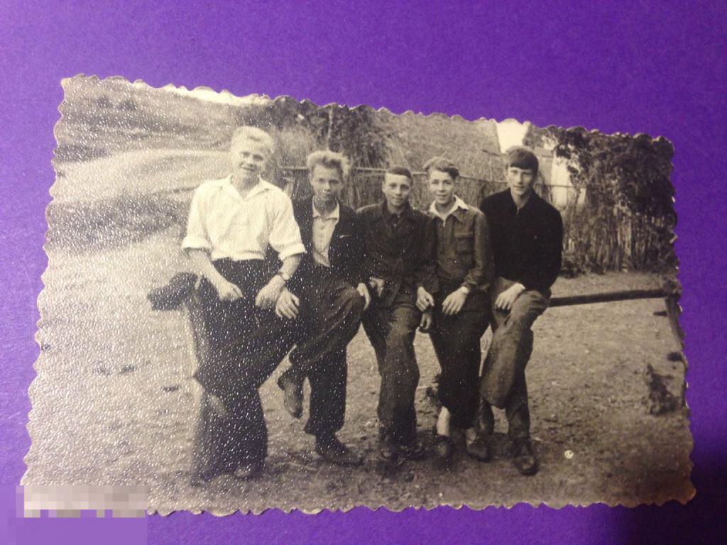 аф6-61г Юноши сидят в ряд ногу на ногу   ххх 