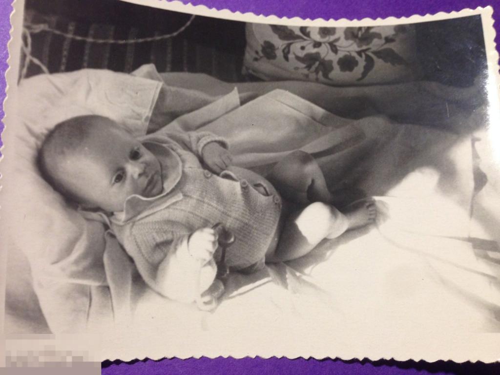 аф7-34г Малыш лежит с погремушкой  вышивка подушка рукоделие  игрушка   ххх 