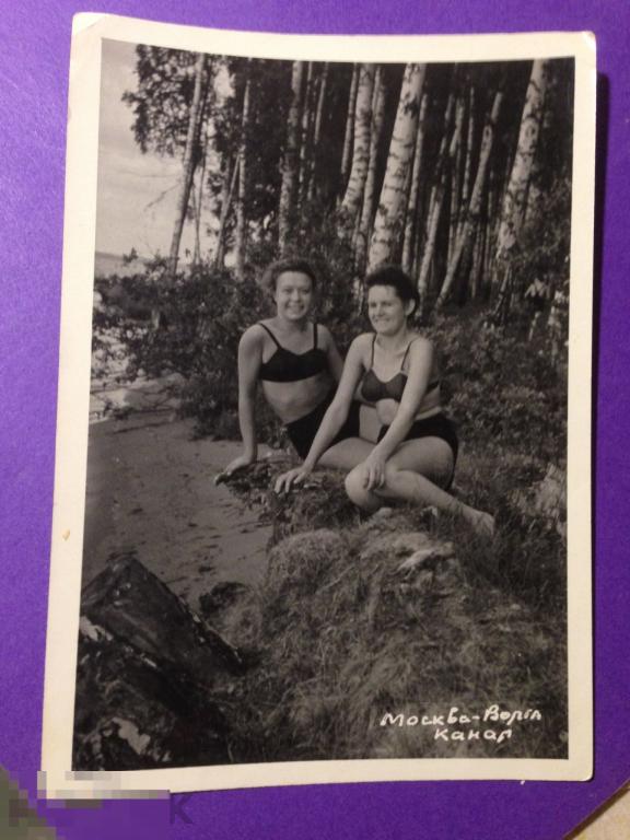 кфа5м  Девушки в купальниках сидят на фоне берез Москва -Волга канал      хххх 