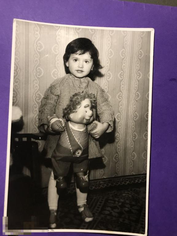 фк80г  Девочка и Карлсон игрушка дети Вязаное платье обои  ъ 