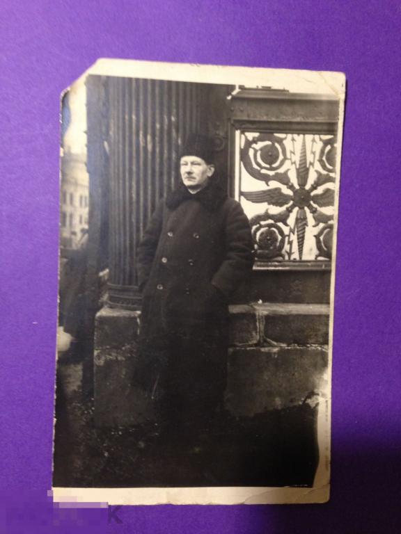 фм43  Мужчина  в пальто и шапке  Чугунное  ограждение Узор  Город ?   ххх 