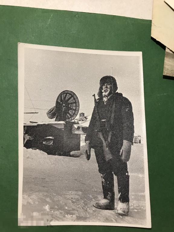 фк19м Мужчина  с биноклем и ружьем на Севере  антенна Полярник ?  ххх 