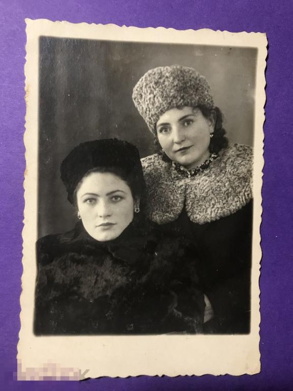 аф11-13г  Две девушки  в пальто и шляпах Каракуль  серьги    ъ 