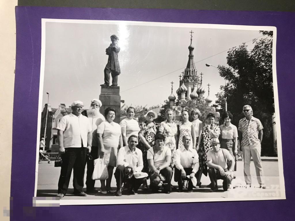 кр3г 1977 Группа туристов Саратов Памятник Чернышевскому церковь  фотоаппарат кепки   ъ 
